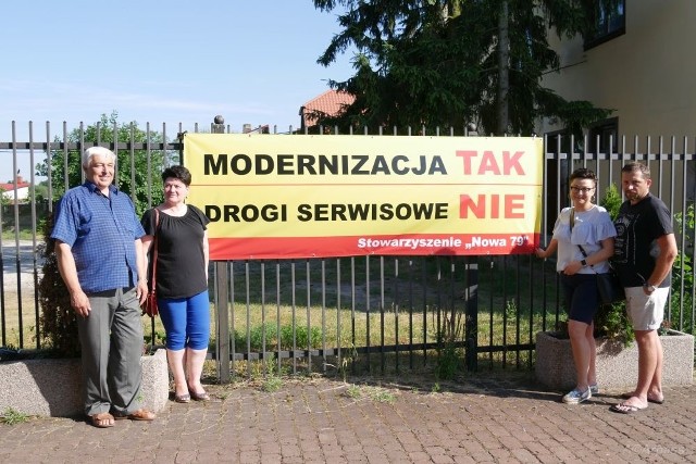 Przeciwnicy planów GDDKiA założyli stowarzyszenie "Nowa 79". Od lewej: ks. Czesław Niewczas, Małgorzata Marchewka, Beata Bogucka i prezes Krzysztof Mich.