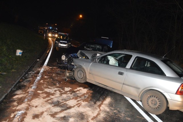 Znane są już przyczyny wypadku, do jakiego doszło 1 grudnia, tuż przed północą, na drodze krajowej nr w Wylatowie (gmina Mogilno).Przypomnijmy: zderzyły się tutaj dwa samochody osobowe: mercedes i opel astra.- Policjanci na miejscu ustalili, że kierujący osobowym mercedesem 28-letni mieszkaniec powiatu śremskiego z przemęczenia zasnął za kierownicą, w wyniku czego zderzył się czołowo z jadącym z przeciwnej strony pojazdem opel astra. Kierujący oplem 29-latek z podejrzeniem złamania żeber i nadgarstka został odwieziony do szpitala. Uczestnicy zdarzenia byli trzeźwi - relacjonuje st. asp. Tomasz Bartecki z mogileńskiej policji.Okoliczności i przyczyny wypadku wyjaśniają śledczy z mogileńskiej komendy policji.