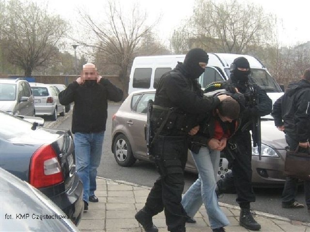 We wtorek po szeroko zakrojonej akcji policjanci ze świętokrzyskiego i śląskiego zatrzymali 12 osób podejrzewanych o to, że działali w zorganizowanej grupie przestępczej.