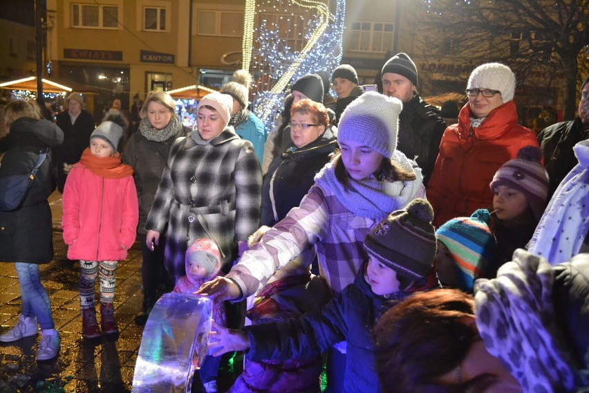 Rybnik: Rzeźbienie w lodzie i świąteczna atmosfera