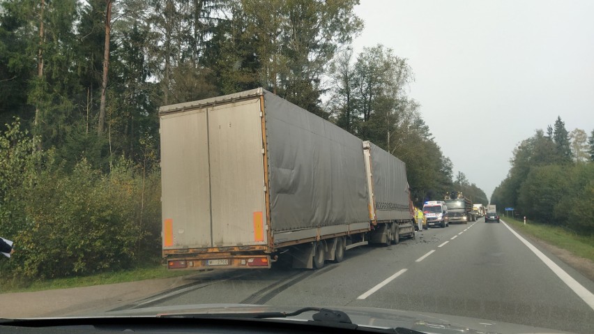 Rybniki. Wypadek samochodu osobowego z ciężarówką na drodze krajowej nr 8. Jedna osoba jest ranna (zdjęcia)