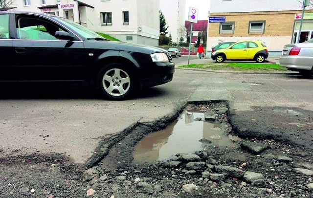 Dziura gigant straszy na ul. Nastrojowej.