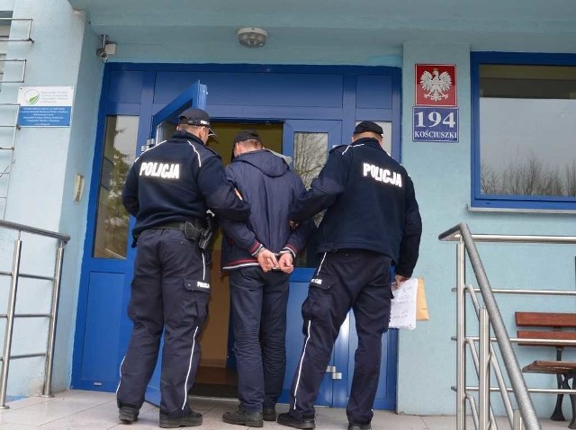 Policja zatrzymała 33-latka, który przechowywał nielegalne przedmioty na posesji w gminie Borkowice.