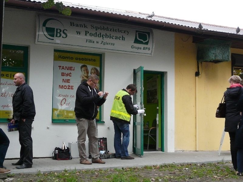 Napad na bank w Zgierzu. Pistoletem sterroryzował kasjerkę