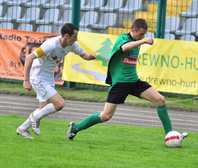 Piłkarze drugoligowej Stali Stalowa Wola (z piłką Krystian Getinger) podejmują na własnym stadionie Świt Nowy Dwór.