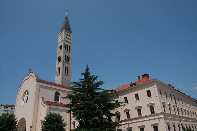 Dzwonnica kościoła pw. Św. Piotra i Pawła jest najwyższą budowlą w Mostarze. Góruje nad minaretami licznych meczetów i kopułami prawosławnej cerkwi.