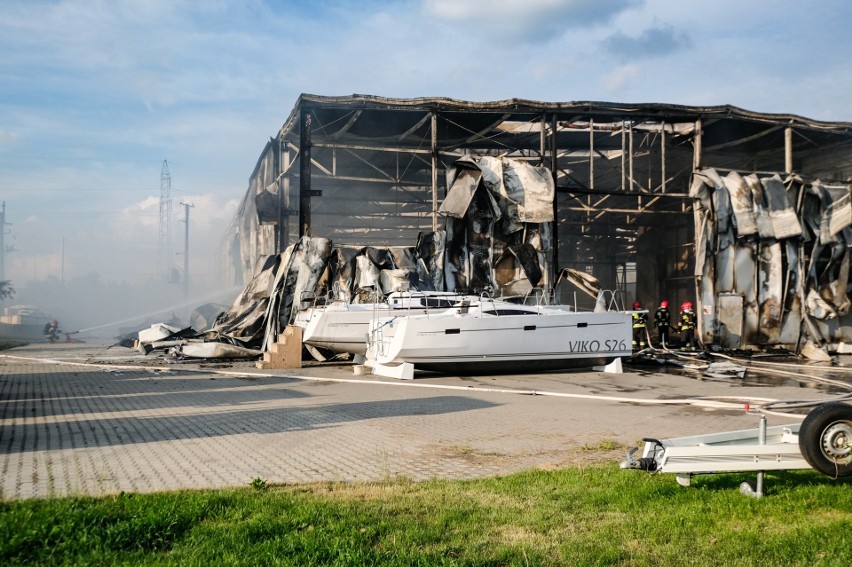 Zakrzewo: Ogromny pożar hali w stoczni produkującej jachty. Słup dymu widać z Poznania