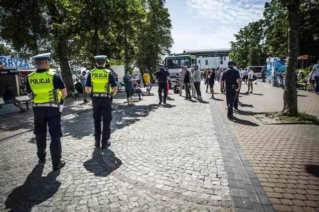 Deptak w Mielnie, prowadzący do pomnika morsa i głównego wejścia na plażę, to miejsce wręcz oblegane w wakacje