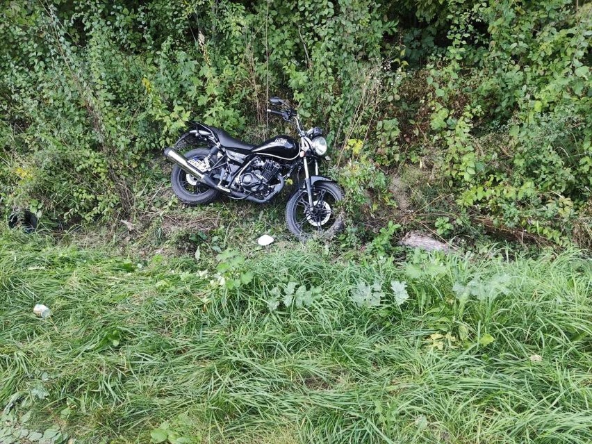 41-letni motocyklista z gminy Markowa wypadł z drogi do rowu. Miał w sobie prawie 3 promile [ZDJĘCIA]