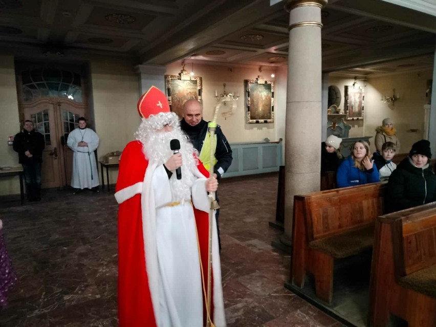 Dzielnicowi z Kościerzyny rozdawali odblaski po mszy w kościele Świętej Trójcy 