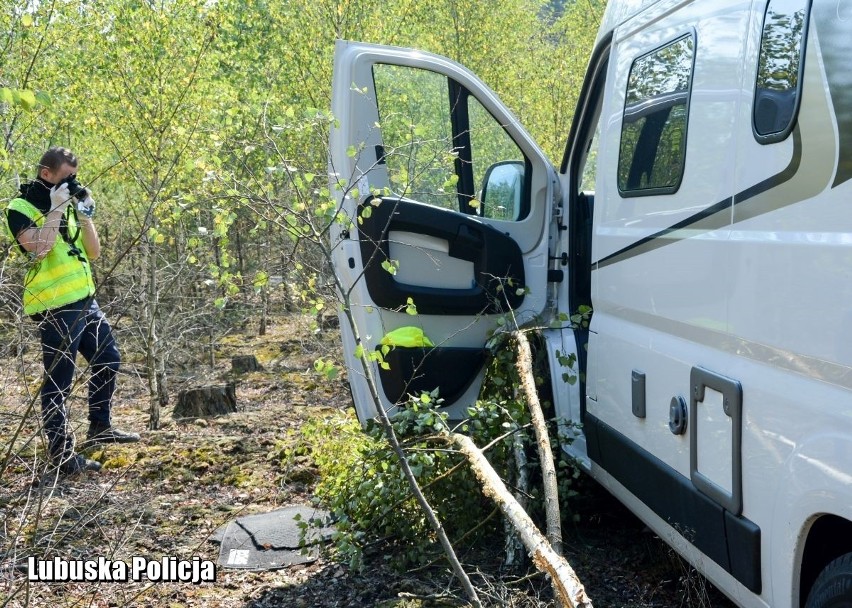 Policjanci odzyskali dwa pojazdy: busa i kampera, warte w...