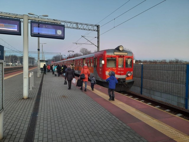 Awaria pociągu z uchodźcami koło Brzeska po zderzeniu z sarną, konieczna była przesadka 400 Ukraińców, 12.03.2022