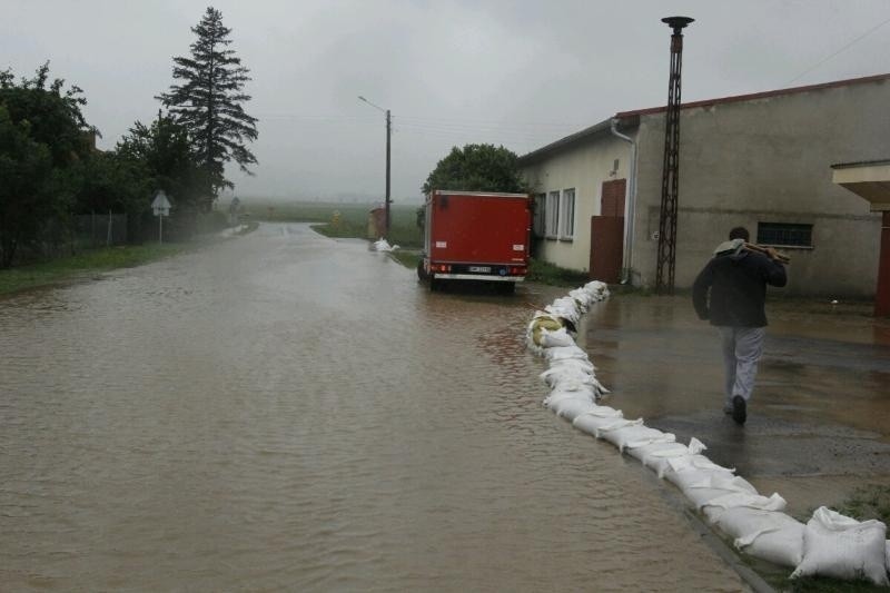 Sobótka: Powódź po ulewie, woda porwała kładki i zalała ulice (ZDJĘCIA)