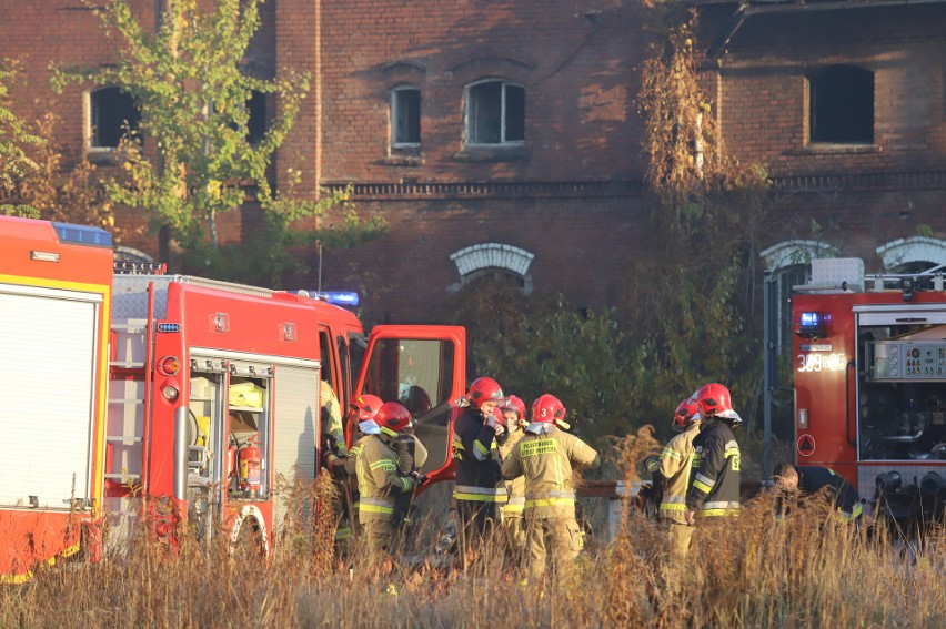 Płonie parowozownia w Katowicach. Wielki pożar wybuchł rano...