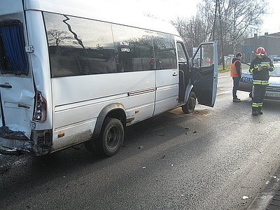 Wypadek w Sosnowcu. Ciężarówka zderzyła się z busem