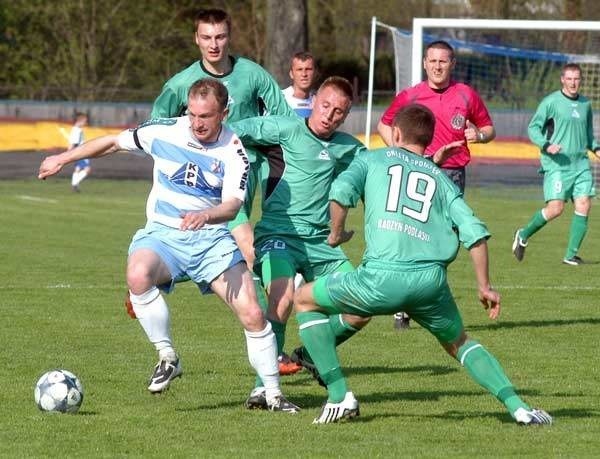 Karpaty (na biało-niebiesko) nie sprostały Orlętom Radzyń Podlaski.