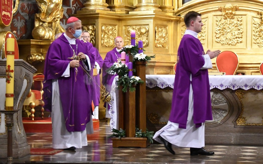 Uroczysta msza święta w Bazylice Katedralnej w Kielcach w siódmą rocznicę ingresu biskupa Jana Piotrowskiego [ZDJĘCIA]