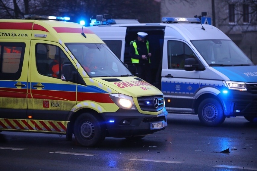 Wypadek koło Kauflandu w Piotrkowie. Jedna osoba trafiła do szpitala ZDJĘCIA