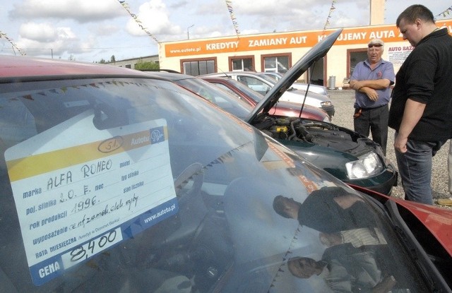 Polacy preferują głównie auta używane. Na zdjęciu klienci w komisie Auto Bazar w Słupsku.