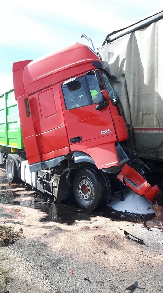 Choroszcz. Wypadek na drodze S8 w kierunku Białegostoku. Zderzenie dwóch samochodów ciężarowych [ZDJĘCIA]