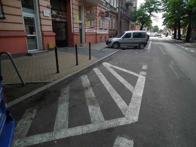 Na ul. Szamarzewskiego wyznaczono płatne miejsca postojowe i zaznaczono tzw. martwe pola, na których nie wolno parkować