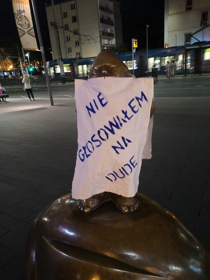 „Nie głosowałem na Dudę” na pomniku i krasnalach we Wrocławiu