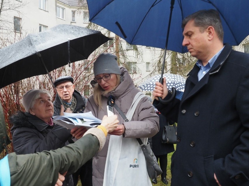 Radny Grzegorz Kacprzak składał lokatorom obietnice pomocy.
