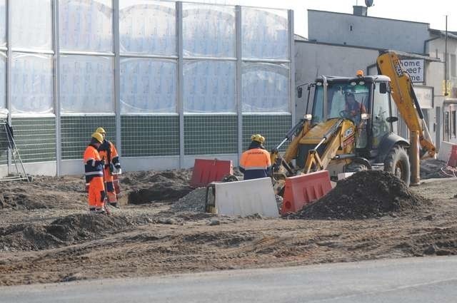 18 tysięcy zł kary za każdy dzień opóźnienia na budowie średnicówki powinna zapłacić, zgodnie z umową z miastem, firma Skanska