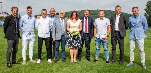  Znane osoby ze środowiska piłkarskiego wzięły udział uroczystej inauguracji roku szkolnego w Nowinach. Rozpoczęły tam naukę klasy mistrzostwa sportowego o specjalności piłka nożna. Na inauguracji byli Andrzej Strejlau, były selekcjoner reprezentacji Polski, Bogdan Zając i Gerard Juszczak - byli w sztabie szkoleniowym reprezentacji Polski za Adama Nawałki oraz Michał Gębura, Paweł Golański - byli reprezentanci Polski, Mirosław Malinowski - prezes Świętokrzyskiego Związku Piłki Nożnej, Dagmara Grad, znana polska futbolistka, Carlos Miranda Fernandes, były trener akademii piłkarskiej Benfiki Lizbona,specjalizujący się w szkoleniu grup dziecięcych i młodzieżowych, z którymi odnosił sukcesy w rozgrywkach krajowych oraz turniejach zagranicznych, Bartosz Kubica - założyciel i prezes stowarzyszenia COMT Coaching Club, które zrzesza trenerów z Polski oraz zagranicy (między innymi Chorwacji, Portugalii, Anglii, Hiszpanii). Od kilku lat mieszkający w Portugalii i ściśle współpracujący z klubem Benfica Lizbona.Byli obecni trenerzy, którzy będą prowadzić zajęcia w klasach sportowych - Tomasz Wilman – koordynator trenerów i trener, Gerard Juszczak, Artur Wierzba, Przemysław Cichoń, Piotr Lichota, Mateusz Dziubek. Rolę gospodarzy pełnili dyrektor Zespołu Szkół Ponadpodstawowych w Nowinach Kornelia Bem – Kozieł z wójtem gminy Sitkówka - Nowiny Sebastianem Nowaczkiewiczem. Przedstawiamy kulisy pobytu znanych osób w obiektywie. (dor)