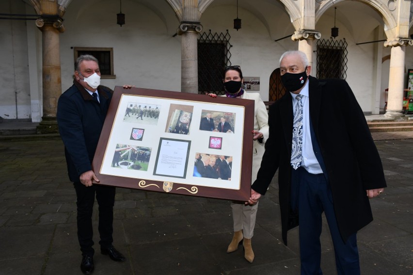 Przekazanie pamiątek dla Muzeum Piastów Śląskich w Brzegu.