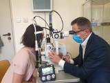 Nowa metoda leczenia uszkodzeń oczu przy cukrzycy. Czym jest laser mikropulsowy?