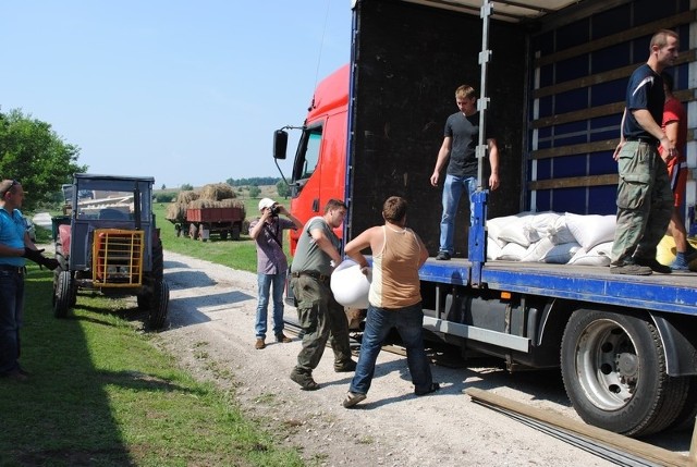 Najpierw worki ze zbożem. Potem artykuły chemiczne, spożywcze, meble, na to słoma i siano