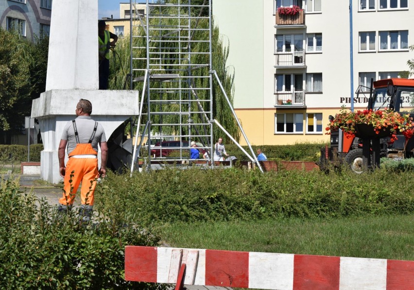 Ostrołęka. Pomnik u zbiegu ulic Hallera i Piłsudskiego odnawiany. Wnioskowała o to rada osiedla Starosty Kosa [ZDJĘCIA]