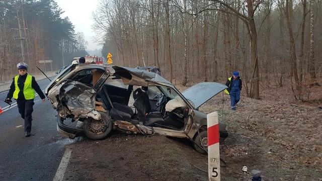 Do wypadku doszło dziś rano na Drodze Krajowej 56 w miejscowości Stary Jasiniec w gminie Koronowo pod Bydgoszczą. Zderzyły się dwa samochody osobowe. Na czas akcji ruch odbywał się wahadłowo. Na miejscu działały służby: dwa zastępy OSP KSRG Koronowo, trzy zastępy strażaków - zawodowców z Bydgoszczy i dwie załogi karetki. Przybyły też patrole policji, które będą wyjaśniały okoliczności i przyczyny wypadku.