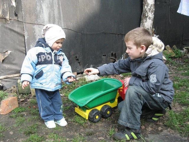 Dzieci Agnieszki Siuczyńskiej Wojtek i Sebastian nie mają gdzie się bawić na podwórku