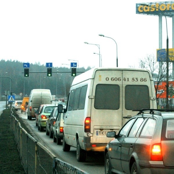 Lewoskręt z alei Popiełuszki w ulicę Wrzosową jest zbyt krótki. Pojazdy tarasują lewy pas ruchu na &#8222;dwupasmówce&#8221;. Ruch w tym rejonie będzie się jeszcze zwiększał.