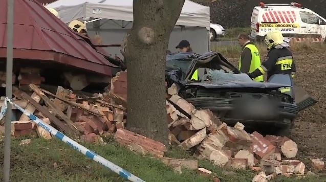 Tragiczny wypadek w Miłosnej koło Lubina. Samochód uderzył w przystanek [WIDEO]