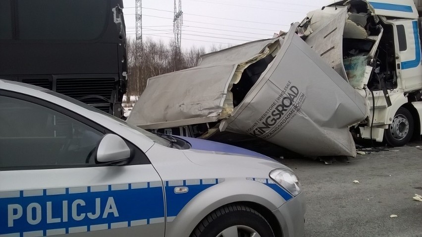 Wypadek na DK 1 koło Radomska. Ciężarówka zderzyła się z busem. Ranni [ZDJĘCIA]