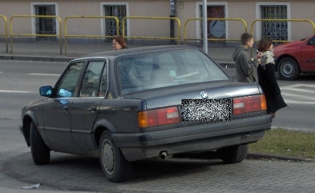 Nieprawidłowo zaparkowane bmw.