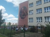 Na ścianie Szkoły Podstawowej nr 47 w Białymstoku odsłonięto mural z wizerunkiem Jana Klemensa Branickiego