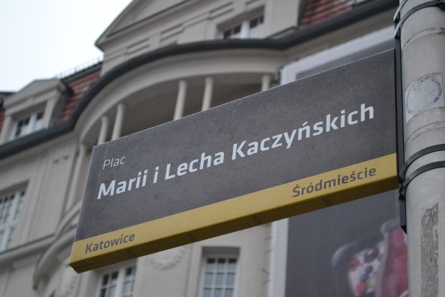 Pracownicy Miejskiego Zarządu Dróg i Mostów zdemontowali tablice Marii i Lecha Kaczyńskich. Jak wyjaśnia Urząd Miejski w Katowicach, nie były one dostosowane do obowiązujących w mieście wzorów. Według wyroku Naczelnego Sądu Administracyjnego z 20 marca 2019 roku już dawno powinny się tam znaleźć.