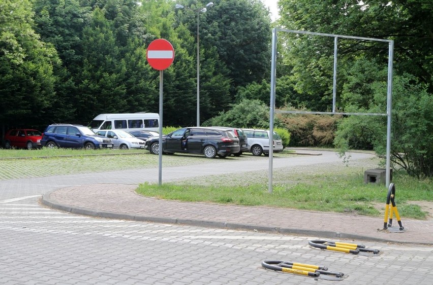 Koniec oszukiwania kierowców. Hala Ludowa już nie odstrasza od parkingu