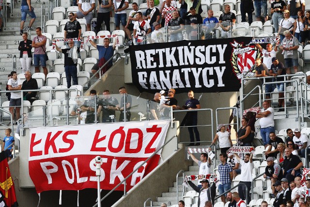 Kibice ŁKS na jedynej do tej pory trybunie stadionu przy al. Unii