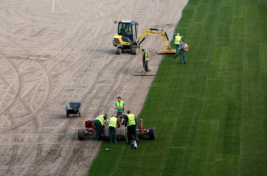 Nowa trawa rozkładana jest już na stadionie Pogoni Szczecin