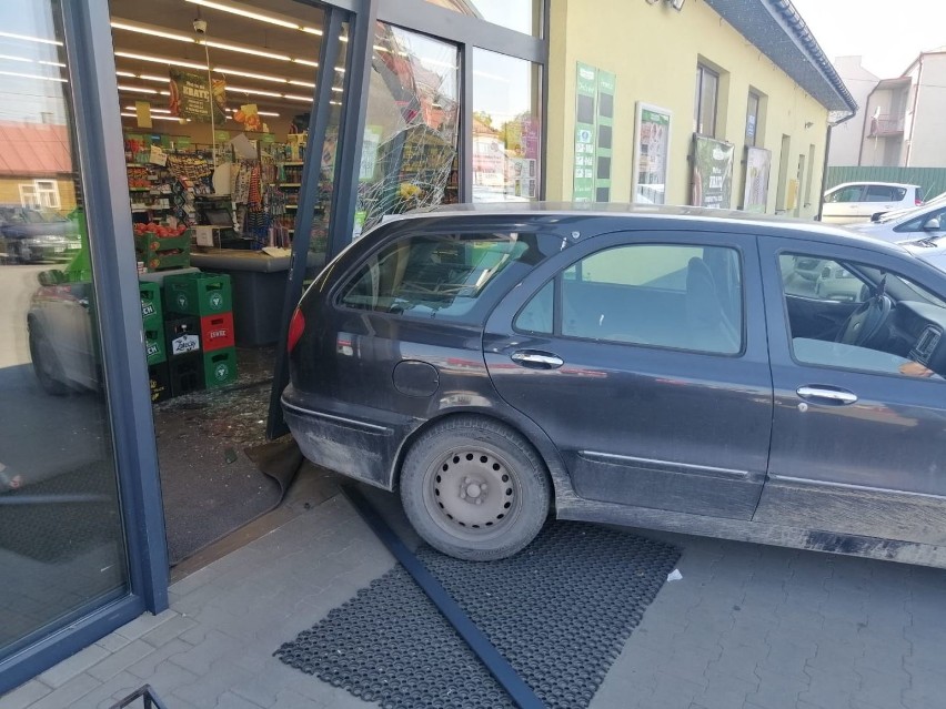 Pijana kobieta wjechała autem w przeszklone drzwi...