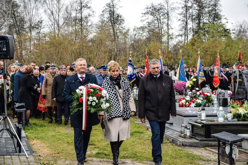 Na cmentarzu kwiaty składają: burmistrz Połańca Jacek Nowak,...