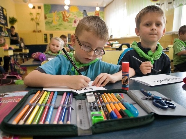 Cyprian (z lewej) w szkolnej ławce.