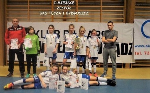 Zwycięzca turnieju halowego dla dziewcząt w kategorii młodziczek - UKS Tęcza I Bydgoszcz. Hala sportowa Zespołu Szkół w Grucie