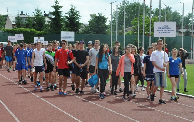 Najpierw reprezentacje szkół przemaszerowały wokół sandomierskiego stadionu.