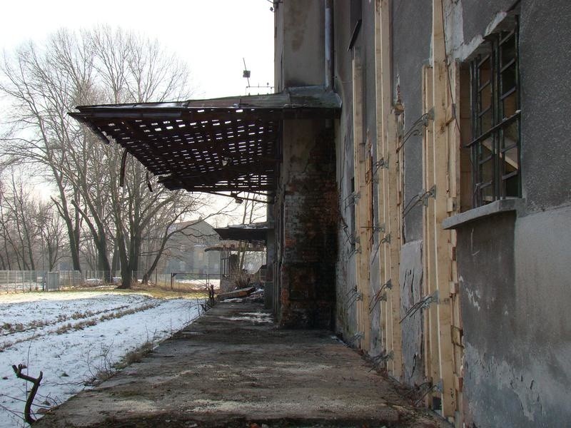 Oświęcim. Kampus Państwowej Wyższej Szkoły Zawodowej powiększy się o trzeci duży gmach. Trwa przebudowa historycznego obiektu [ZDJĘCIA]